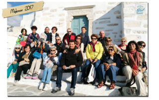 gruppo di persone in viaggio a Mykonos